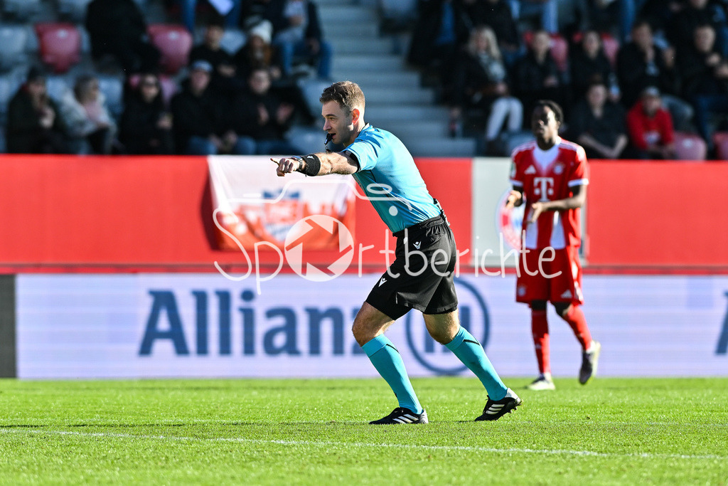 FC Bayern München U19 - Sporting Lissabon U19 | MUNICH, GERMANY - 09. DECEMBER: der Schiedsrichter Daniel HIGRAFF zeigt auf den Punkt - Elfmeter für die Bayern während dem Match zwischen der U19 des FC Bayern München und der U19 von Sporting Lissabon am 6. Spieltag der UEFA Youth League Ligaphase am FC Bayern Campus
