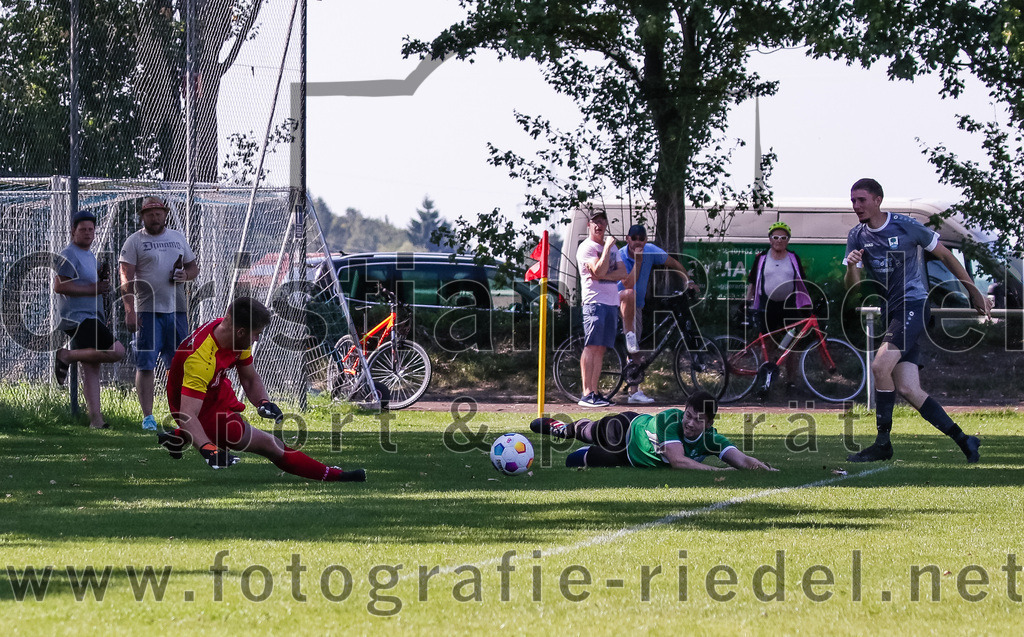 2023-08-20_066_SV_Hohenlinden_gegen_SV_Buch | Hohenlinden, Deutschland, 20.08.2023:
Fußball, A-Klasse 2023 / 2024, 1. Spieltag, SV Hohenlinden gegen SV Bruck, Endergebnis: 5:1

Torwart Simon Heiler (SV Bruck, #1)

Foto: Christian Riedel / fotografie-riedel.net