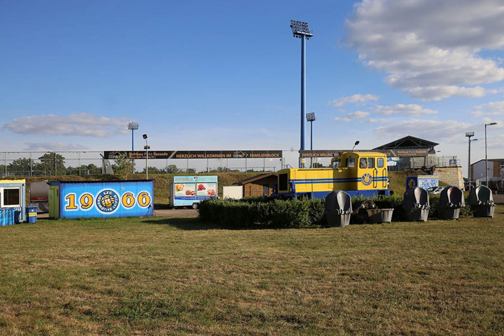 1. FC Lokomotive Leipzig - Eingang zum Bruno-Plache-Stadion | Entdecke über 20 Kategorien Leipzig-Motive: Foto-Downloads, hochwertige Poster, Leinwand- & Fine-Art-Prints. Jetzt Lieblingsfoto im Bildlexikon Leipzig Shop bestellen!