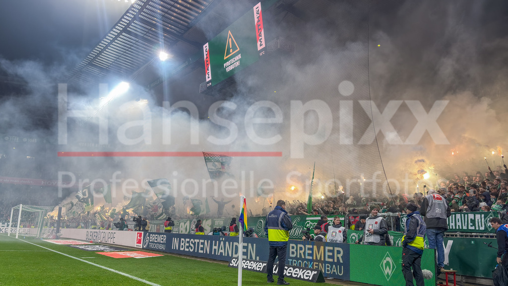 Fussball, Bundesliga, SV Werder Bremen - VfL Wolfsburg | Die Fans des SV Werder Bremen brennen Pyrotechnik, Leuchtfackeln ab, Bengalo, Bengalos, Pyro, Pyrotechnik, Feuerwerk, Fanblock, Ultras, Randale, Ausschreitungen, DIE DFL-RICHTLINIEN UNTERSAGEN JEGLICHE NUTZUNG VON FOTOS ALS SEQUENZBILDER UND/ODER VIDEOÄHNLICHE FOTOSTRECKEN. DFL REGULATIONS PROHIBIT ANY USE OF PHOTOGRAPHS AS IMAGE SEQUENCES AND/OR QUASI-VIDEO.