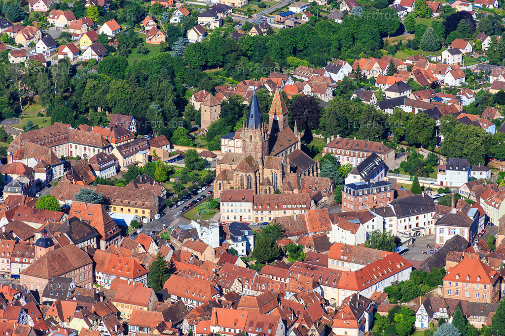 Luftbild: Abbatiale Saint Pierre et Paul von Osten in Wissembourg im Bundesland Bas-Rhin in Frankreich. – Foto: IMG_083042.jpg vom 26.06.2015 durch Werner Riehm/FLY-FOTO.de – Auflösung des Originals: 5257 x 3504 px – Paroisse de Wissembourg