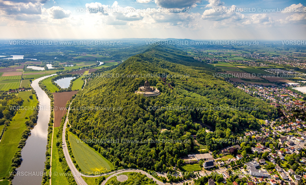 PortaWestfalica240505354Wiehengebirge_Kaiser-Wilhelm-Denkmal | Luftbild, Kaiser-Wilhelm-Denkmal, kulturelles Denkmal, Wiehengebirge und Fluss Weser, See Wedigenstein, Fernsicht mit blauem Himmel und Wolken, Lerbeck, Porta Westfalica, Ostwestfalen, Nordrhein-Westfalen, Deutschland