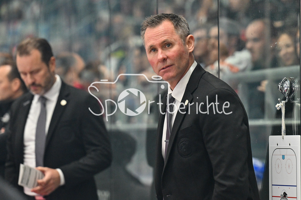 Augsburger Panther - Straubing Tigers | im Bild Ted DENT Headcoach Augsburger Panther / Freisteller / Einzelfoto / DEL: Augsburger Panther - Straubing Tigers, Curt Frenzel Stadiom am 20.10.2024