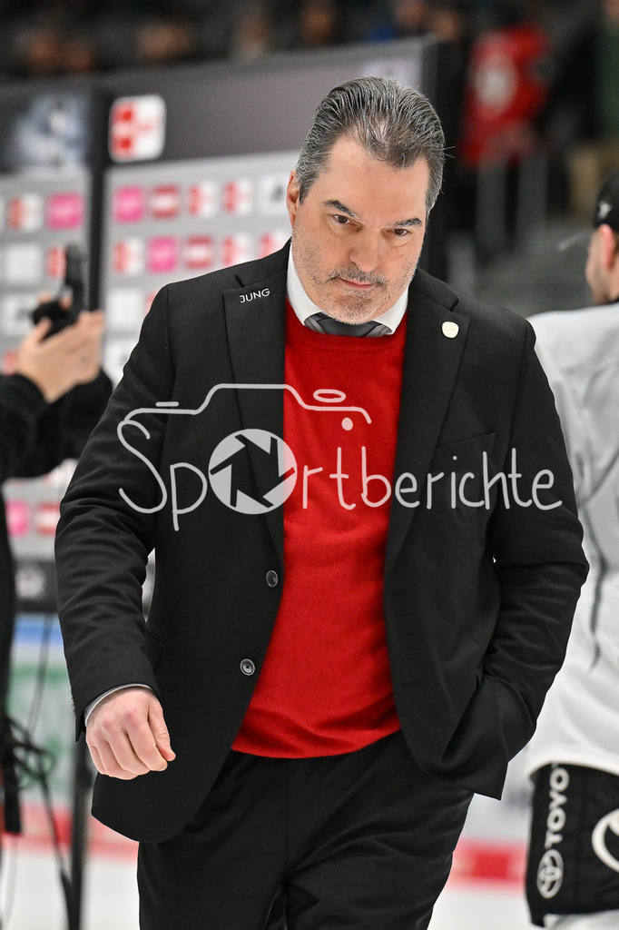 Augsburger Panther - Kölner Haie | Im Bild ein niedergeschlagener Larry MITCHELL Headcoach Augsburger Panther mit haengendem Kopf nach der Niederlage gegen Koeln / Einzelfoto / Freisteller / Traurig / Enttaeuscht / DEL: Augsburger Panther - Koelner Haie, Curt Frenzel Stadion am 02.03.2025