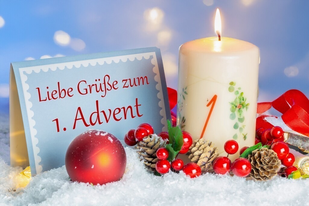 Liebe Grüße zum 1. Advent | Grußkarte mit hinzugefügtem Text LIEBE GRÜSSE ZUM 1. ADVENT neben einer Adventskerze und weihnachtliche Dekoration - Realisiert mit Pictrs.com