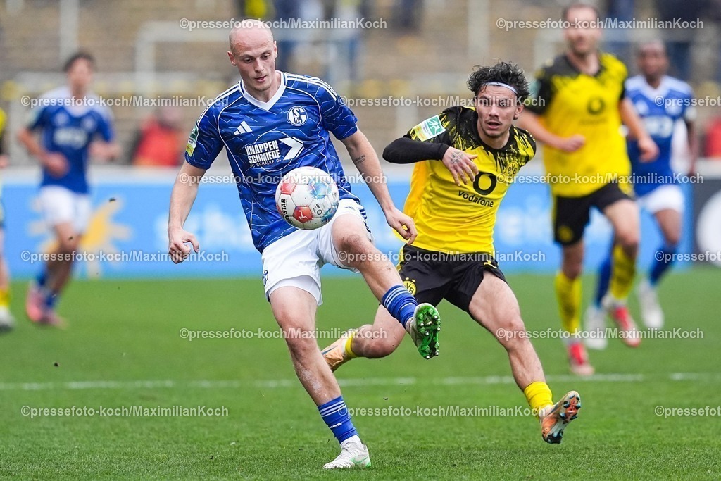 xYDRx08112501045 | 08.11.2025, xydrx, Fußball, Regionalliga West, Borussia Dortmund II - FC Schalke 04 II, Saison 2025 2026, Stadion Rote Erde: Tim Dietrich (FC Schalke 04 II #16) Drakas Babis Charalampos(Borussia Dortmund II #7)