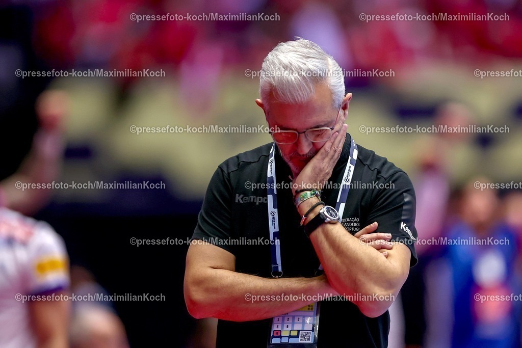 EHF24012601050 | 24.01.2026, Handball, Men's EHF EURO 2026, Frankreich - Portugal, Jyske Bank Boxen in Herning, Dänemark, Main Round:  Headcoach Paulo Jorge Moura Pereira (Portugal #hc) enttäuscht Enttäuschung 