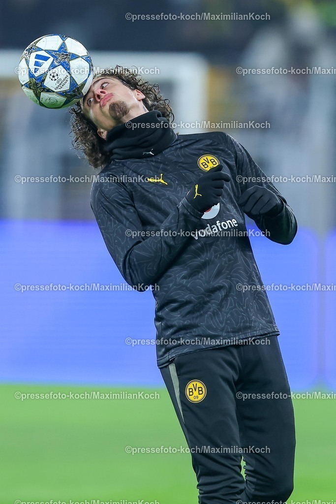 UCL25112501023 | 25.11.2025, Fußball, UEFA Champions League, Borussia Dortmund - FC Villarreal, BVB Stadion, 5. Spieltag, Saison 2025 2026: Fabio Silva&nbsp;(BVB #21)  balanciert den Spielball auf der Nase Regulations prohibit any use of photographs as image sequences and or quasi-video.
