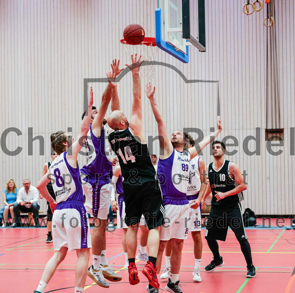 2022-05-15_086_SpVgg_Altenerding_gegen_TSV_Muenchen-Forstenried | Erding, Deutschland, 15.05.2022:
Basketball, Bezirksliga 2021 / 2022, Play-Offs, SpVgg Altenerding gegen TSV München-Forstenried, Endergebnis: 55:57

Kristof Vadasz (SpVgg Altenerding, #8), Sasa Sukovic (SpVgg Altenerding, #31), Felix Schuster (TSV München-Forstenried, #14), Krsto Milivojevic (SpVgg Altenerding, #89), Jonah Timothy Richardson (SpVgg Altenerding, #13), Tarek Lamar (TSV München-Forstenried, #10)

Foto: Christian Riedel / fotografie-riedel.net