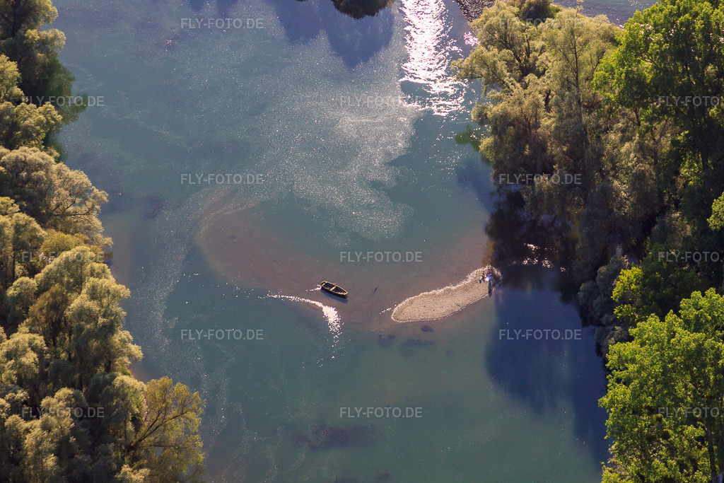 Luftbild: Fischerboot an Sandbank in der Judengasse in den Rheinauen Bremengrund in Au am Rhein im Bundesland Baden-Württemberg in Deutschland. Foto: IMG_66545.jpg vom 05.06.2014 durch Werner Riehm/FLY-FOTO.de