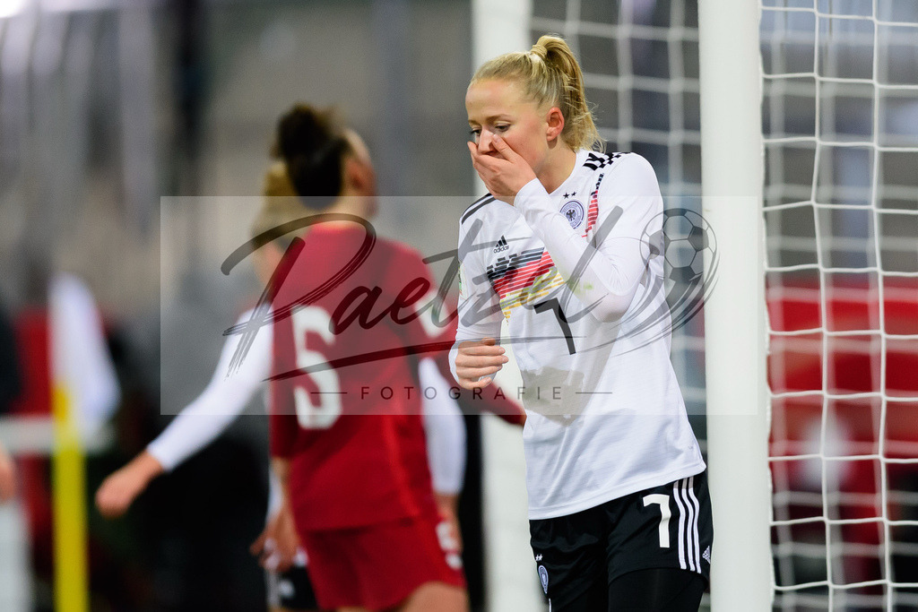 GERTUR20211126_176 | Fussball, Frauen: Lea Schueller (Germany) enttaeuscht bei dem Spiel der WM-Qualifikation zwischen Deutschland und Tuerkei im Eintracht-Stadion am 26.11.2021 in Braunschweig, Deutschland. - Realisiert mit Pictrs.com