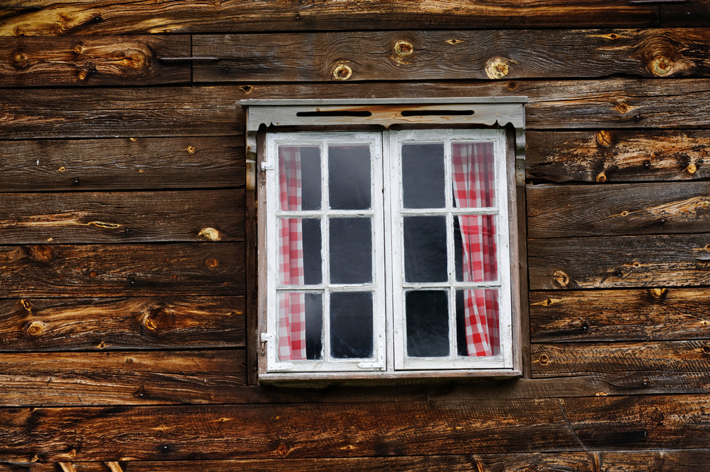 Fenster in Holzwand | Norwegen - July 21, 2011: Fenster in Holzwand. - Realisiert mit Pictrs.com