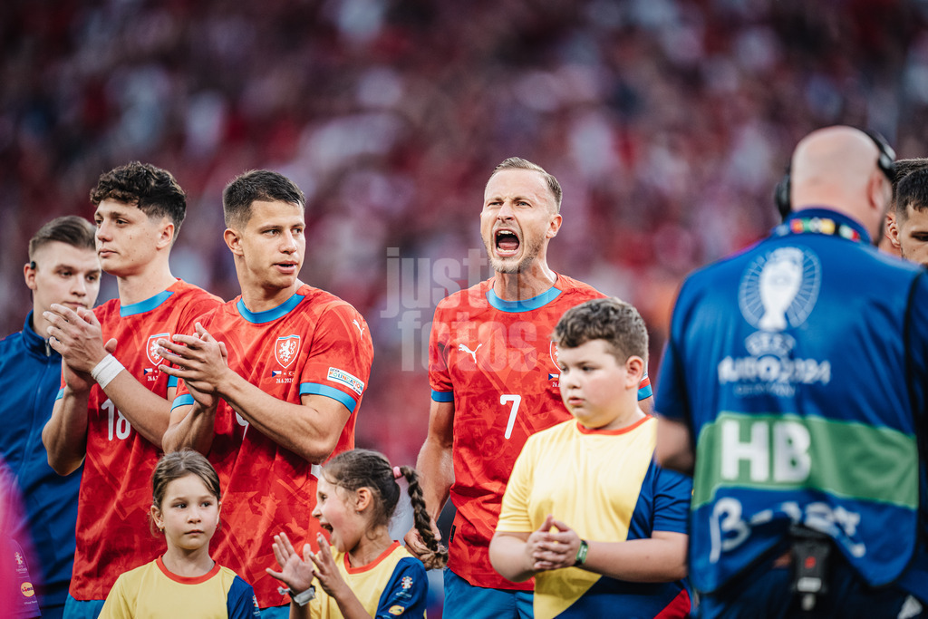 Fußball | Herren | UEFA-Fußball-Europameisterschaft 2024 | Gruppe F | Tschechien vs. Türkei | 26.06.2024 | Antonin Barak (#7, Tschechien) singt lauthals die Hymne