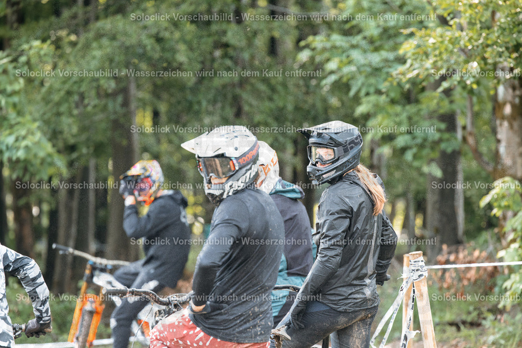 Mountainbiker nach dem Abenteuer | Hier ist eine detaillierte Analyse des Bildes, kategorisiert nach verschiedenen Aspekten: - Realisiert mit Pictrs.com