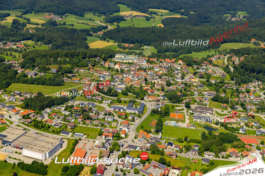 Das Luftbild der Stadt Fürstenstein wurde 2022 vom Flugzeug heraus erstellt (keine Drohnen-Aufnahmen) Aufnahmehöhe ca.450 Meter- hohe Bildauflösung und Druck-Qualität. Garantiert!