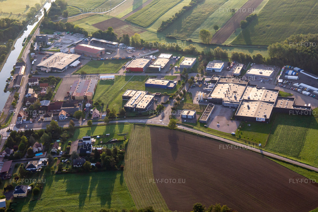 Vue aérienne: Parc industriel à Hochfelden dans le département Bas Rhin, France – .Photo: IMG_138046.jpg prise le 19/08/2023 par Werner Riehm/FLY-FOTO.eu – Résolution de l'original: 5115 x 3410 px