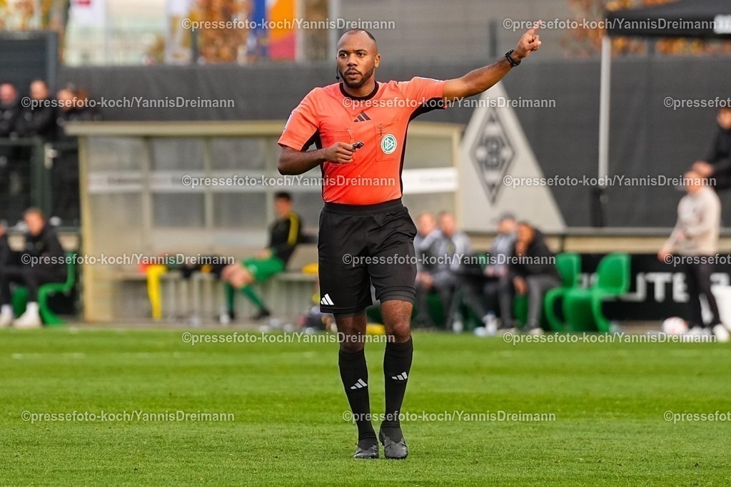 xYDRx13112501042 | 13.11.2025, xydrx, Fußball, Testspiel, Borussia Mönchengladbach - NV Koninklijke Lierse SK, Fohlenplatz am Borussia-Park: Jonah Besong (Schiedsrichter)