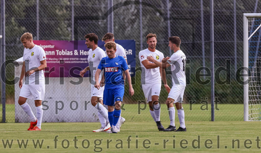 2023-07-22_047_FC_Eitting_gegen_FC_Moosinning | Eitting, Deutschland, 22.07.2023:
Fußball, Kreisliga 2023 / 2024, Testspiel, FC Eitting gegen FC Moosinning, Endergebnis: 0:4

Jubel nach dem 0:1 durch Stefan Haas (FC Moosinning, #8)
Thomas Auerweck (FC Moosinning, #19), Maximilian Lechner (FC Moosinning, #11)

Foto: Christian Riedel / fotografie-riedel.net