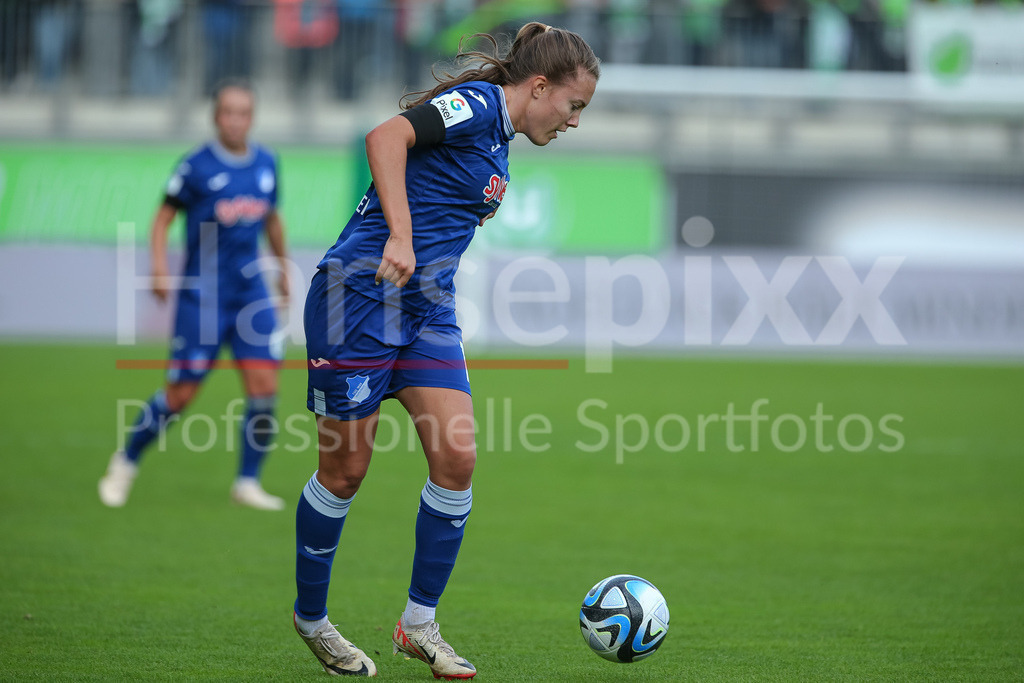 Fussball, Google Pixel Frauen-Bundesliga, VfL Wolfsburg - TSG 1899 Hoffenheim | v.li.: Mara Alber (TSG 1899 Hoffenheim, 11) am Ball, Einzelbild, Ganzkörper, Aktion, Action, Spielszene, DIE DFB-RICHTLINIEN UNTERSAGEN JEGLICHE NUTZUNG VON FOTOS ALS SEQUENZBILDER UND/ODER VIDEOÄHNLICHE FOTOSTRECKEN. DFB REGULATIONS PROHIBIT ANY USE OF PHOTOGRAPHS AS IMAGE SEQUENCES AND/OR QUASI-VIDEO.
