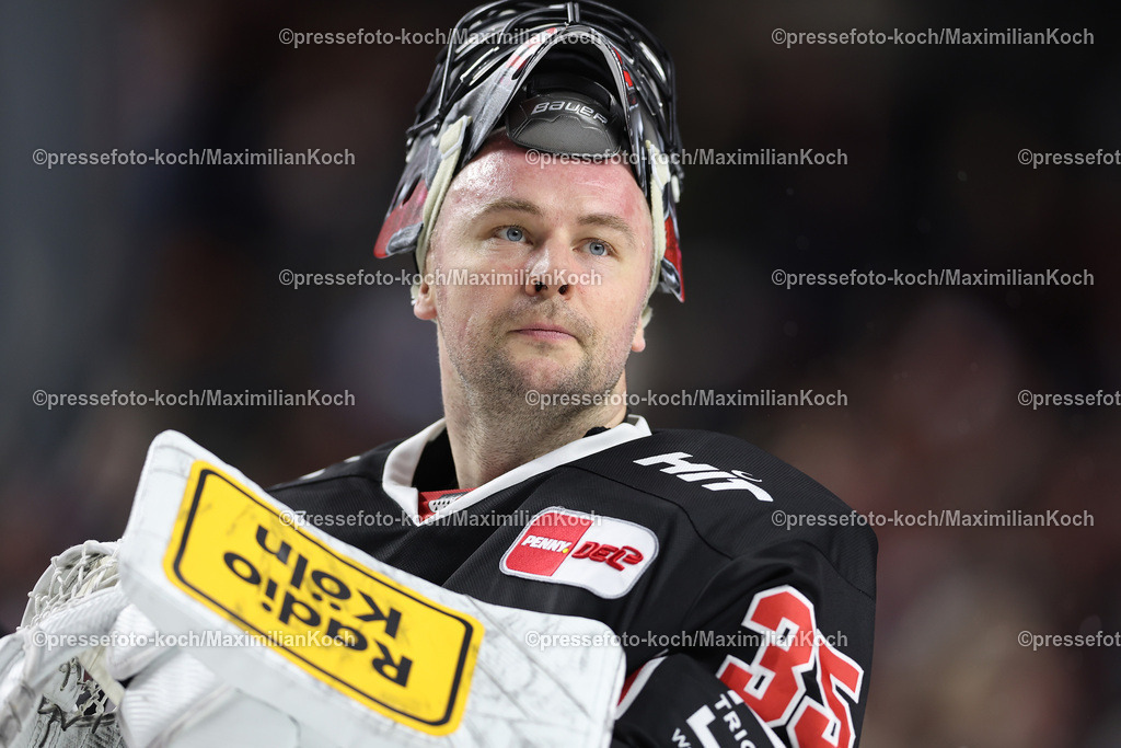 KEC22122401094 | 22.12.2024, Eishockey, DEL, Kölner Haie - Straubing Tigers, Spieltag 29, Lanxess-Arena Köln: Enttäuschte Gesichter bei den Haien nach der 3:4 Niederlage. Enttäuschung bei Julius Hudacek (Kölner Haie #35)