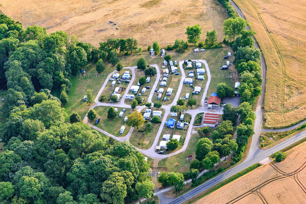 Luftbild: Camping Drei Gleichen im Ortsteil Mühlberg in Drei Gleichen im Bundesland Thüringen in Deutschland. Foto: IMG_116102.jpg vom 10.07.2019 durch Werner Riehm/FLY-FOTO.deDein Campingplatz in Thüringen | Camping Drei Gleichen ✓