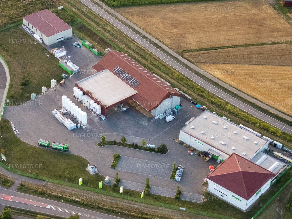 Luftbild: Gewerbepark W II mit Raiffeisen Agrarhandel Pfalz GmbH (Herxheim) in Herxheim bei Landau im Bundesland Rheinland-Pfalz in Deutschland. Foto: P7130244.jpg vom 13.07.2017 durch Werner Riehm/FLY-FOTO.deRaiffeisen Agrarhandel Pfalz | Raiffeisen Agrar Pfalz