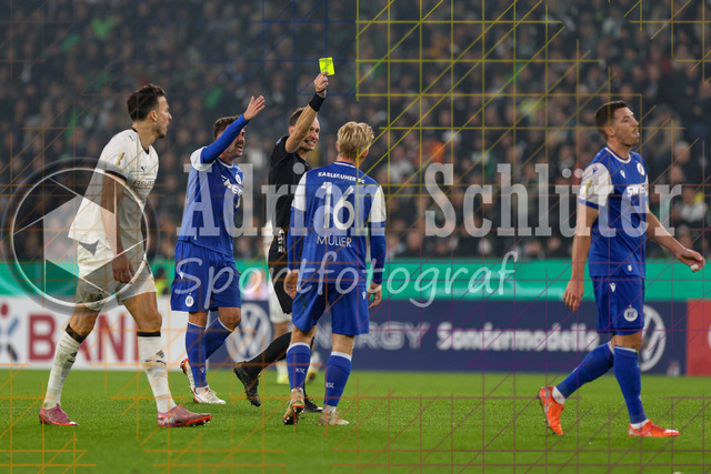 Borussia Mönchengladbach vs Karlsruher SC - DFB-Pokal 2. Runde | Mönchengladbach, Deutschland, 28.10.25:   Nicolai Rapp (Karlsruher SC) erhaelt die gelbe Karte von Schiedsrichter Bastian Dankert. waehrend des Spiels der DFB-Pokal 2. Runde zwischen Borussia Mönchengladbach vs Karlsruher SC im Stadion im Borussia Park(Foto von Brauer-Fotoagentur / Adrian Schlueter)