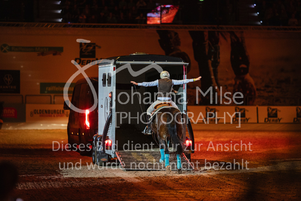 241102_Oldenburg_Show-345 | Deine schönsten Turniermomente als professionelle Fotos! Entdecke hochwertige Pferdesport-Fotografie im Online-Shop. Jetzt Fotos finden & bestellen!