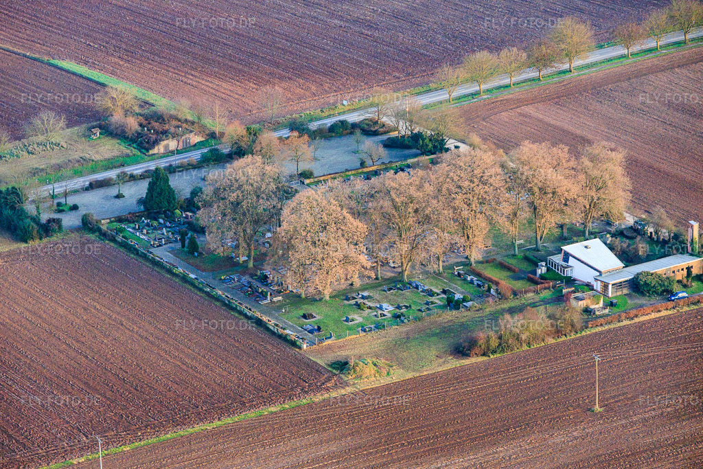 Luftbild: Friedhof Zeiskam in Zeiskam im Bundesland Rheinland-Pfalz in Deutschland. – Foto: IMG_152105.jpg vom 12.12.2025 durch Werner Riehm/FLY-FOTO.de – Auflösung des Originals: 5944 x 3963 px – Verbandsgemeinde Bellheim