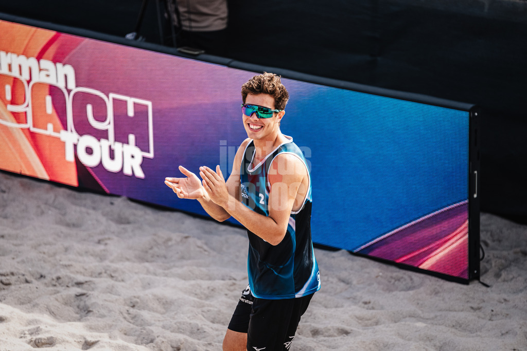 Beachvolleyball | Männer | Allianz German Beach Tour 2024 | Tourstop Kühlungsborn 2 | 17.08.2024 | Lui Wüst läuft in die Arena ein
