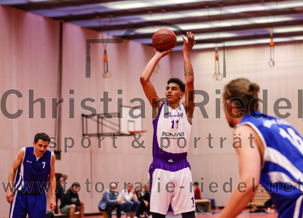 2022-05-29_086_SpVgg_Altenerding_gegen_Muenchen_Basket_2 | Erding, Deutschland, 29.05.2022:
Basketball, Bezirksliga 2021 / 2022, Herren Turnier der 2. der Aufstiegsrunden, SpVgg Altenerding gegen München Basket 2, Endergebnis: 

Luis Winkler (SpVgg Altenerding, #11)

Foto: Christian Riedel / fotografie-riedel.net