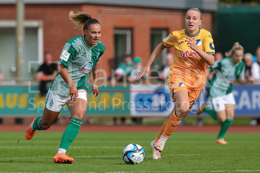 Fussball, Google Pixel Frauen-Bundesliga, SV Werder Bremen - TSG 1899 Hoffenheim | v.li.: Maja Sternad (SV Werder Bremen, 11) und Vanessa Diehm (TSG 1899 Hoffenheim, 32) im Laufduell, Zweikampf, Duell, Dynamik, Aktion, Action, Spielszene, DIE DFB-RICHTLINIEN UNTERSAGEN JEGLICHE NUTZUNG VON FOTOS ALS SEQUENZBILDER UND/ODER VIDEOÄHNLICHE FOTOSTRECKEN. DFB REGULATIONS PROHIBIT ANY USE OF PHOTOGRAPHS AS IMAGE SEQUENCES AND/OR QUASI-VIDEO.