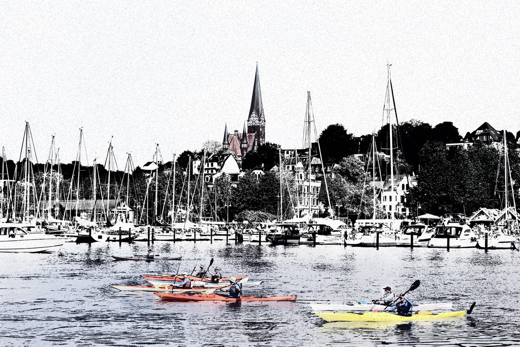 Photoart: Kanuten auf der Flensburger Förde | Dieses Wandbild im Querformat zeigt Kanuten auf der Flensburger Förde. Im Hintergrund ist der Yachthafen in Flensburg sowie die Kirche St. Jürgen zu sehen. Die dunklen Bereiche des Bilds sind bis auf die Kanus mit den Kanuten und der Kirche St. Jürgen überwiegend schwarz. Durch die Farbreduzierung im Hintergrund kommen die Kanus gut zur Geltung. Über dem gesamten Bild liegt eine leichte Körnung. Somit erhalten sie ein exklusives Kunstwerk der Ostseeregion. - Realized with Pictrs.com