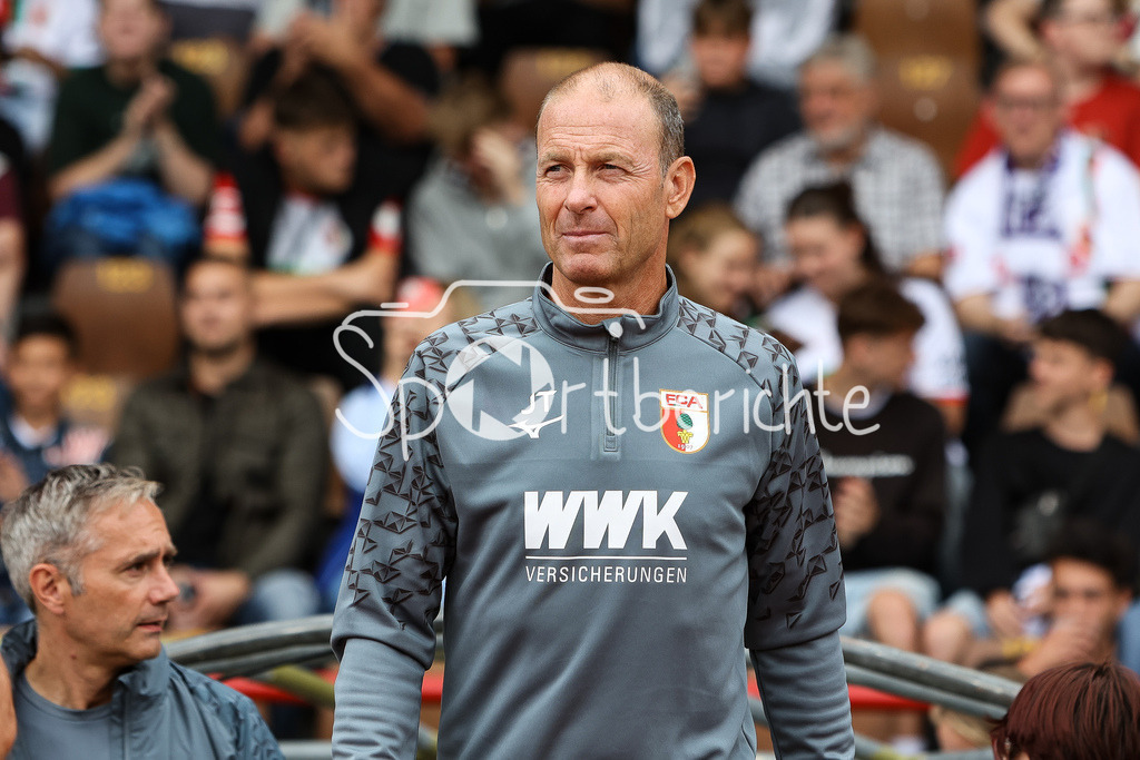 FC Augsburg - TSV Schwaben Augsburg | FC Augsburg Trainer Jess THORUP in Aktion / Freisteller / Einzelfoto