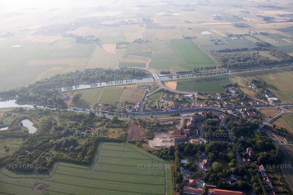 Luftbild: Ortsansicht in Brouckerque im Bundesland Nord in Frankreich. – Foto: IMG_58889.jpg vom 22.07.2013 durch Werner Riehm/FLY-FOTO.de – Auflösung des Originals: 4752 x 3168 px