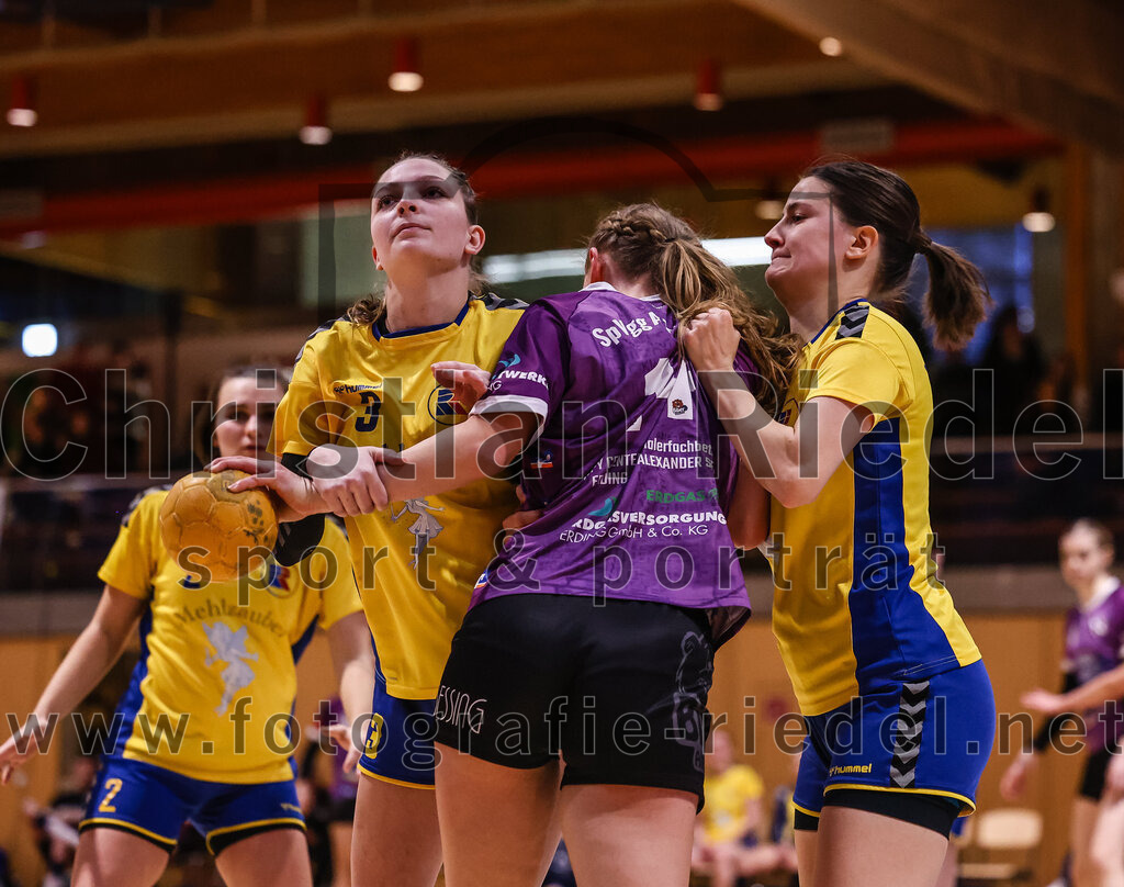 2025-02-15_070_SpVgg_Altenerding_gegen_MTV_Pfaffenhofen | Erding, Deutschland, 15.02.2025:Handball, Bezirksoberliga Frauen Altbayern 2024 / 2024, 14. Spieltag, SpVgg Altenerding gegen MTV Pfaffenhofen, Endergebnis: 27:23Lene Köhn (MTV Pfaffenhofen, #3), Sophie Lößl (SpVgg Altenerding, #14)Foto: Christian Riedel / fotografie-riedel.net