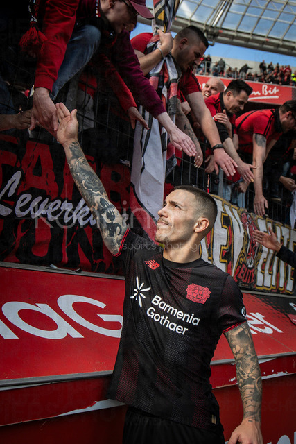 German Bundesliga, Bayer 04 Leverkusen vs. Hamburger SV, 16.05.2026 | LEVERKUSEN, GERMANY - MAY 16, 2026 :  Alejandro Grimaldo (Bayer 04 Leverkusen, 20) says goodbye to the fans after the German Bundesliga match on gameday 34 between Bayer 04 Leverkusen vs. Hamburger SV at BayArena on May 16, 2026 in Leverkusen, Germany. DFL REGULATIONS PROHIBIT ANY USE OF PHOTOGRAPHS AS IMAGE SEQUENCES AND/OR QUASI-VIDEO.