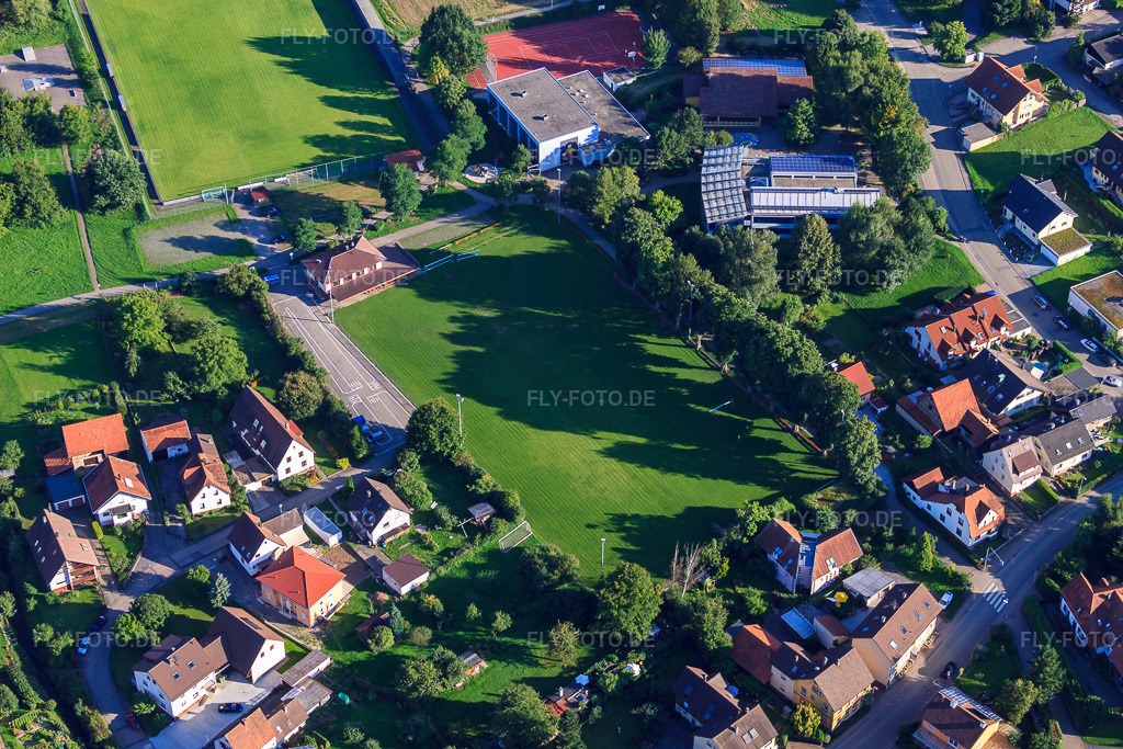 Luftbild: Sportplätze des TuS Elmendingen e.V im Ortsteil Ellmendingen in Keltern im Bundesland Baden-Württemberg in Deutschland. Foto: IMG_32422.jpg vom 21.08.2010 durch Werner Riehm/FLY-FOTO.de