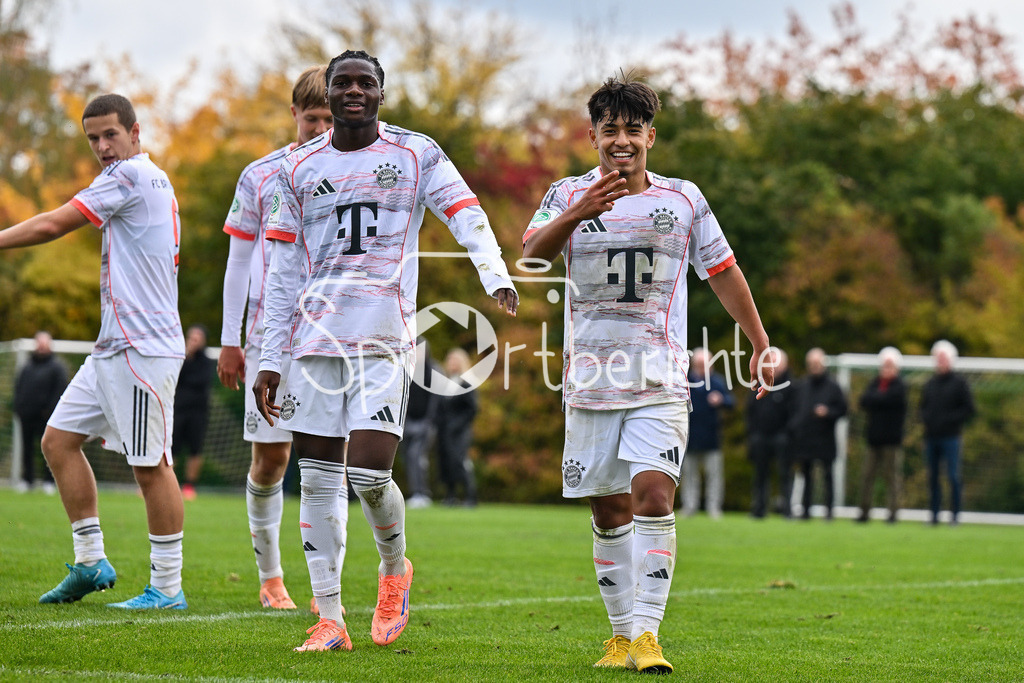 SpVgg Unterhaching U19 - FC Bayern München U19 | Jubel der Gäste nach dem Treffer zum 0-3 durch Maycon Douglas NORMANHA CAROZO (FC Bayern München U19 11) / Hattrick / Tor / Torschuetze / Freude / Happy / U19 DFB Nachwuchsliga: SpVgg Unterhaching - FC Bayern München; Sportschule Oberhaching am 18.10.2025