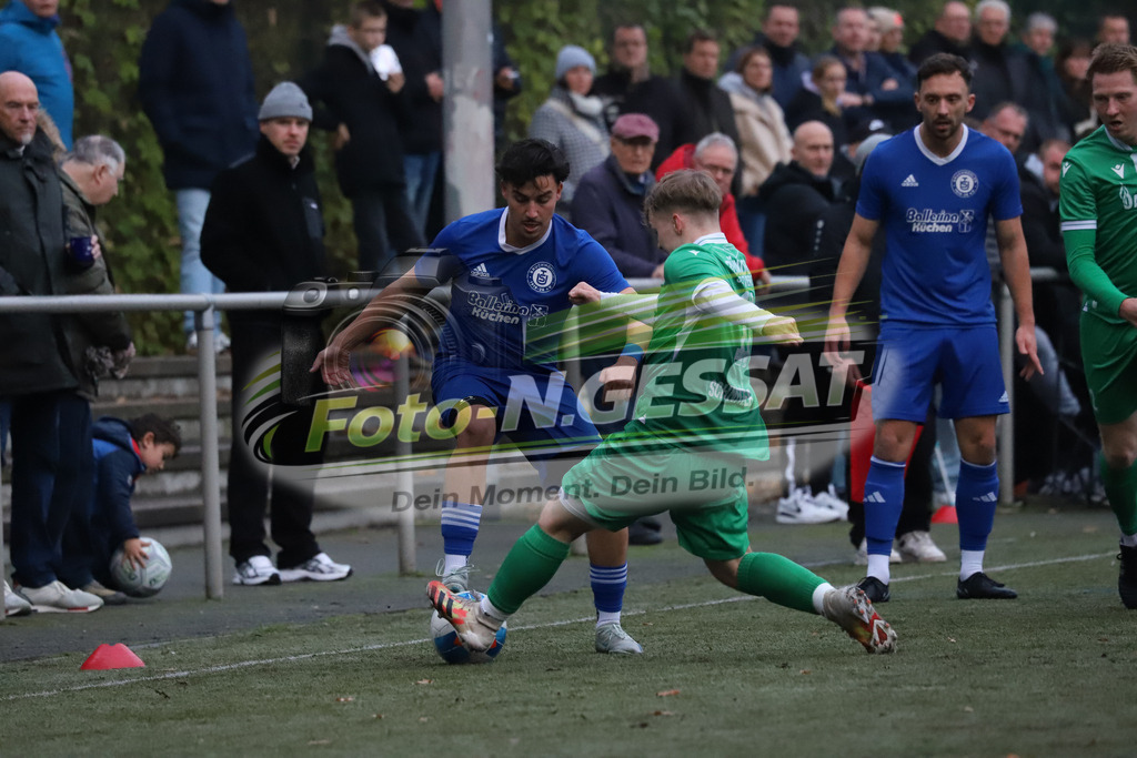 Bünder SV - TuS Bruchmühlen | Auf dem Bild zu sehen: grün Bünder SV: Felix Schnitzler ; blau TuS Bruchmühlen: Firat FidanBünder SV, TuS Bruchmühlen, Saison 25/26, Kreisliga A, Bünde, Deutschland - Realisiert mit Pictrs.com