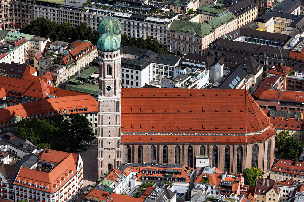 dr__0071196.jpg | MüNCHEN 12.08.2021 Frauenkirche im Altstadt- Zentrum von München im Bundesland Bayern. Der dreischiffige spätgotische Backsteinbau steht neben dem Neuen Rathaus und ist ein bedeutendes Wahrzeichen der Landeshauptstadt. Der Dom zu Unserer Lieben Frau ist auch als Liebfrauendom bekannt. Auf dem Bild sind Reste des Gerüstes am Südturm nach dessen Sanierung zu sehen. // Church building of the Frauenkirche in the old town in Munich in the state Bavaria, Germany. Foto: Daniel Reiter