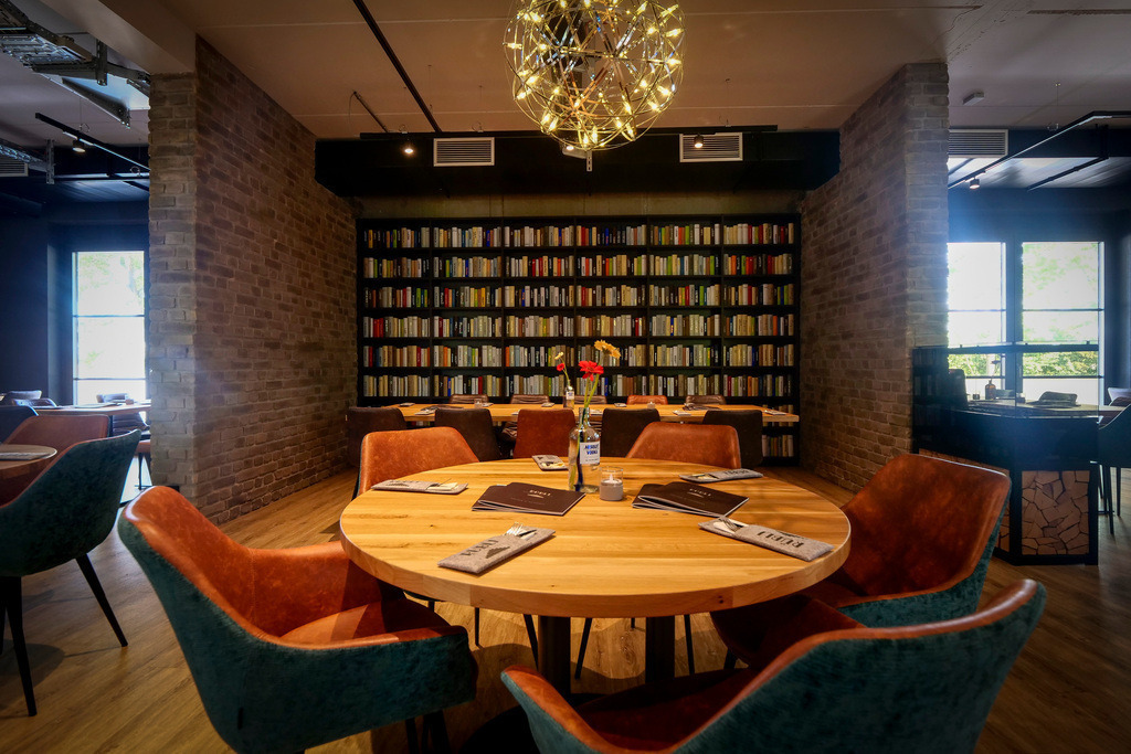 Scheune | Freiberg am Neckar - in Freiberg ist eine alte Scheune am Bahnhof in ein Restaurant mit Hotel umgebaut worden - Realisiert mit Pictrs.com