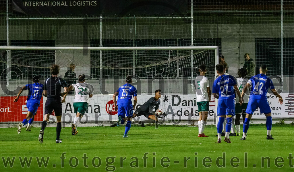 2023-10-13_072_FC_Schwaig_gegen_TSV_Ampfing | Oberding, Deutschland, 13.10.2023:
Fußball, Landesliga Südost 2023 / 2024, 16. Spieltag, FC Schwaig gegen TSV Ampfing, Endergebnis: 3:2

Mike Opara (TSV Ampfing, #11), Mirza Idrizovic (FC Schwaig, #25), Michael Steppan (TSV Ampfing, #15), Torwart Philipp Strunk (FC Schwaig, #30), Roman Mavdryk (FC Schwaig, #3), Bastian Grahovac (TSV Ampfing, #27), Birol Karatepe (TSV Ampfing, #42)

Foto: Christian Riedel / fotografie-riedel.net