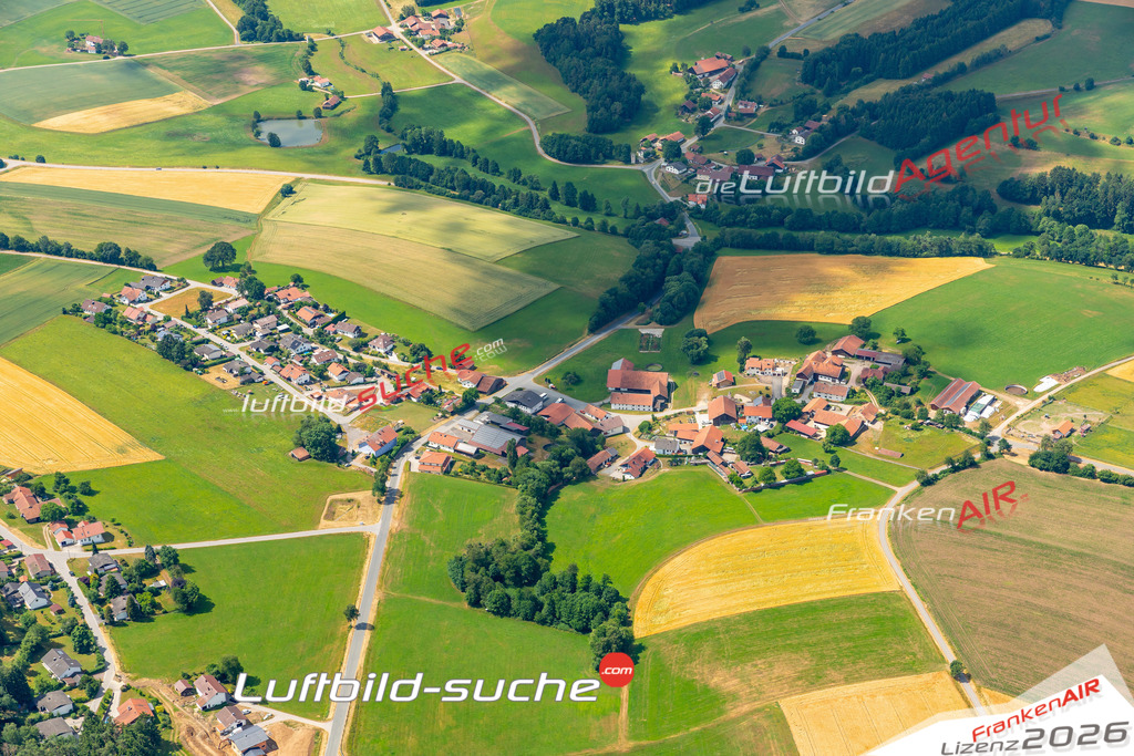 Das Luftbild zeigt : Obergoßzell Traitsching - Die Luftaufnahme wurde 2023 vom UL-Flugzeug aus erstellt ( keine Drohne ) - Hochauflösende Luftaufnahme - Für grossformatige Ausdrucke geeignet. Die Geschenkidee !Mit Lizenz und Bildrechte bestellbar