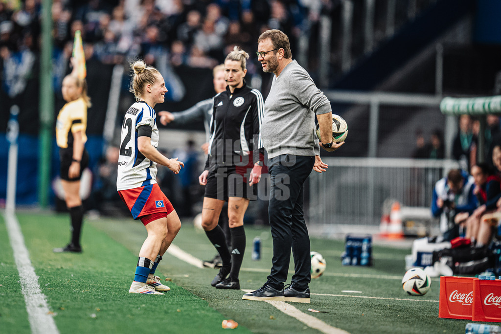 Fußball | Frauen | Saison 2024/2025  | DFB-Pokal der Frauen | Halbfinale | Hamburger SV vs. Werder Bremen | 23.03.2025 | v.l. Sarah Stöckmann (#22, HSV) und Trainer Thomas Horsch (Werder Bremen)
