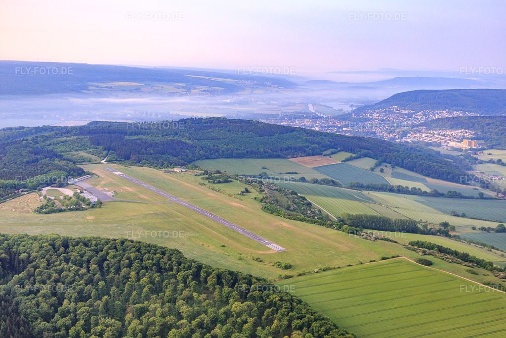 Luftbild: Flugplatz Höxter-Holzminden (EDVI) auf dem Rauschenberg im Ortsteil Albaxen in Höxter im Bundesland Nordrhein-Westfalen in Deutschland. Foto: IMG_079655.jpg vom 25.05.2015 durch Werner Riehm/FLY-FOTO.de