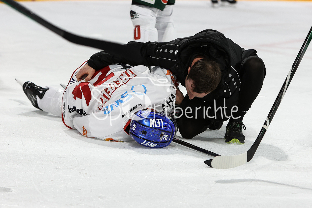 Nürnberg Ice Tigers - Augsburger Panther | der verletzte Thomas Jordan TREVELYAN (AEV #24) liegt auf dem Eis / verletzung / Schmerzen