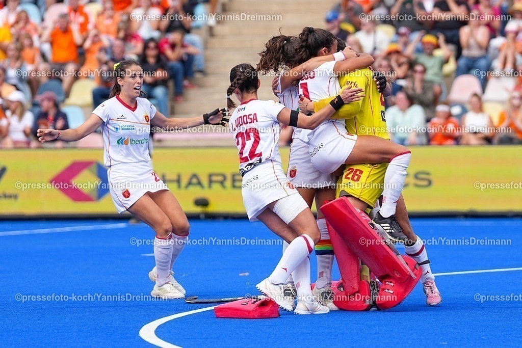 xydrx17082502014 | 17.08.2025, xydrx, Frauen EuroHockey Championship 2025, Spiel um Platz 3, Spanien - Belgien, Sparkassenpark Mönchengladbach: Lucia Jimenez (ESP #8) und Marta Segu (ESP #11) und Clara Perez (ESP #26) und Laia Vidosa (ESP #22) bejubeln den Sieg im Spiel um Platz 3