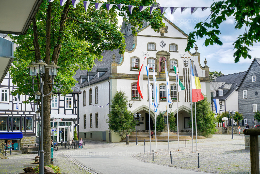 Briloner Rathaus und Marktplatz mit Wimpeln und Fahnen | Briloner Rathaus und Marktplatz festlich geschmückt wegen dem Schützenfest im Juni