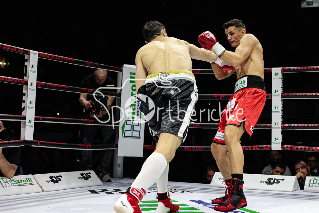 Profi - Box - Gala / Main Event | Timour NIKARKHOEV (schwarze Hose) in seinem Kampf gegen Robin KRASNIQI (rote Hose)